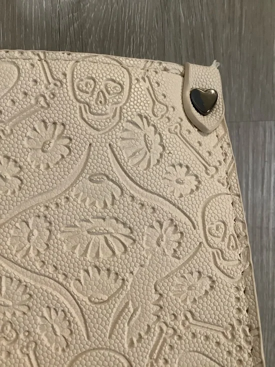 Betsey Johnson large cream colored skull bag - Picture 7 of 12